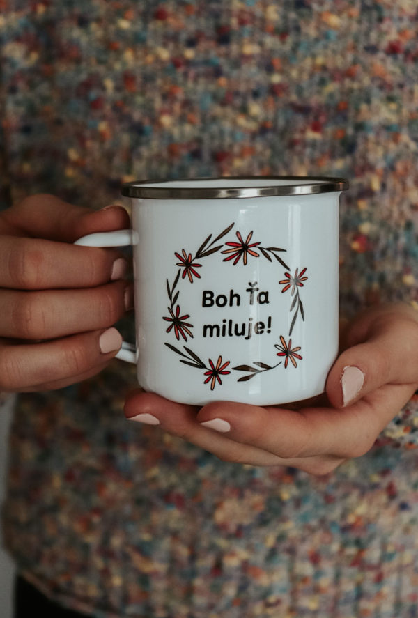 Smaltovaný hrnček "BOH ŤA MILUJE"