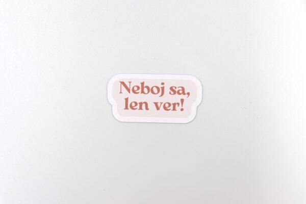 Papierová nálepka "NEBOJ SA, LEN VER" ružová