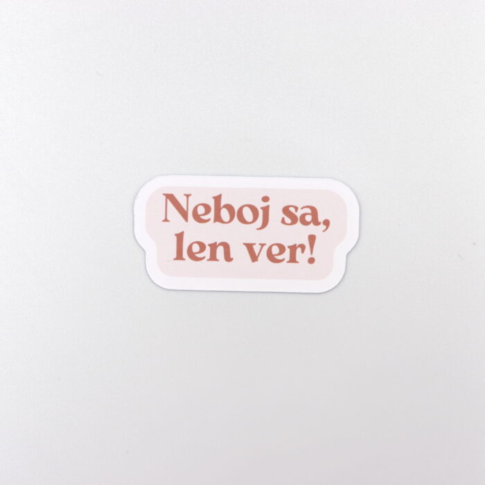 Papierová nálepka "NEBOJ SA, LEN VER" ružová