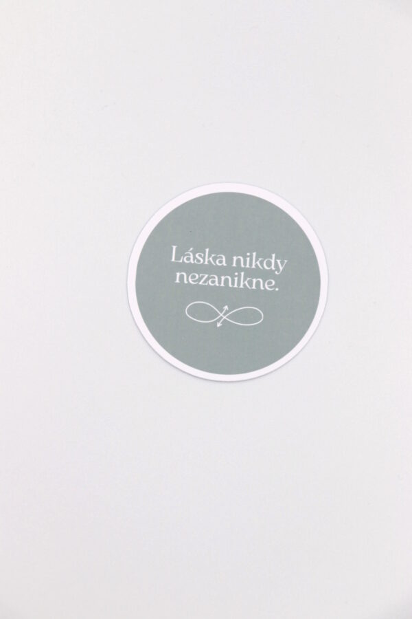 Papierová nálepka "LÁSKA NIKDY NEZANIKNE"