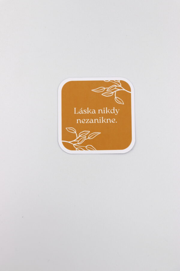 Papierová nálepka „LÁSKA NIKDY NEZANIKNE“ kvety