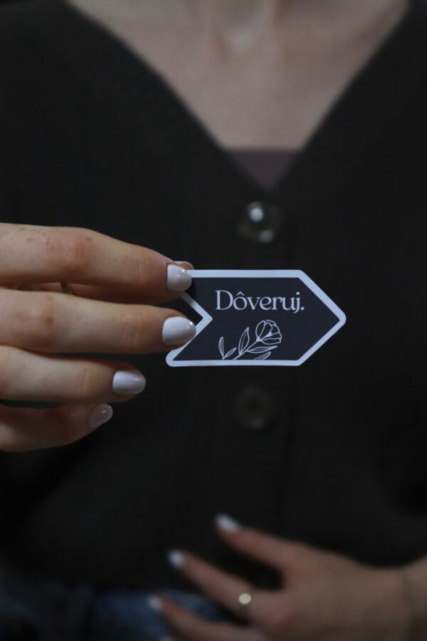 Papierová nálepka „DÔVERUJ“ - Image 2