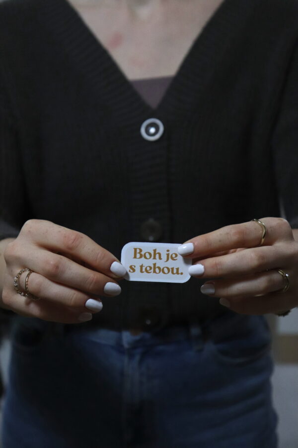 Papierová nálepka "BOH JE S TEBOU" - Image 3